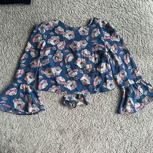 Floral crop top with quarter length sleeve and open back tie Md